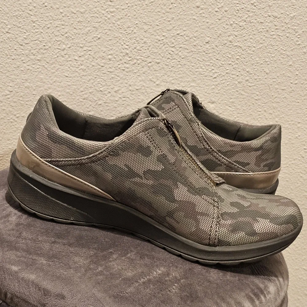 Bzees Womens 11M Glade Camo Slip On‎ Zipper Closure Sneakers Shoes